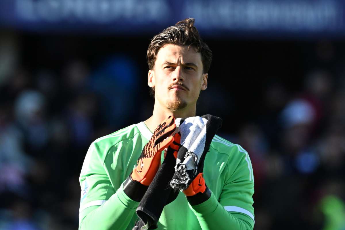 Mile Svilar applaude lo spicchio dei suoi tifosi