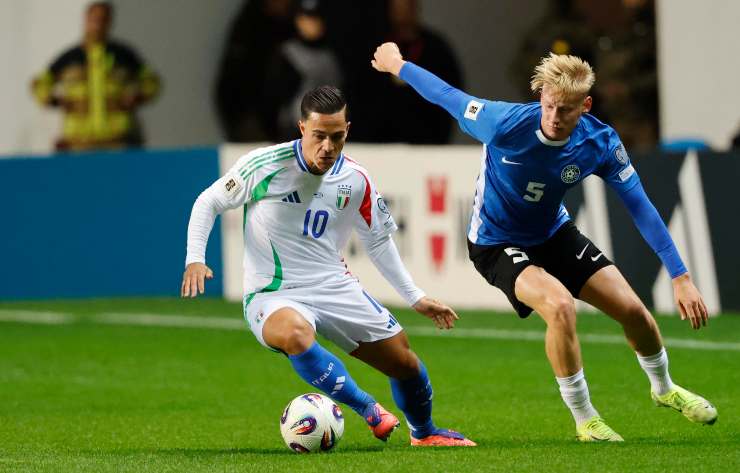 Giacomo Raspadori conduce avanti il pallone