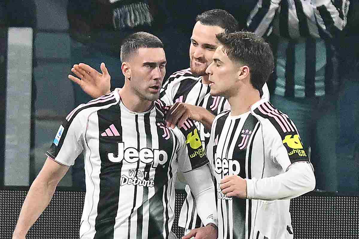 Dusan Vlahovic esulta con il resto del gruppo