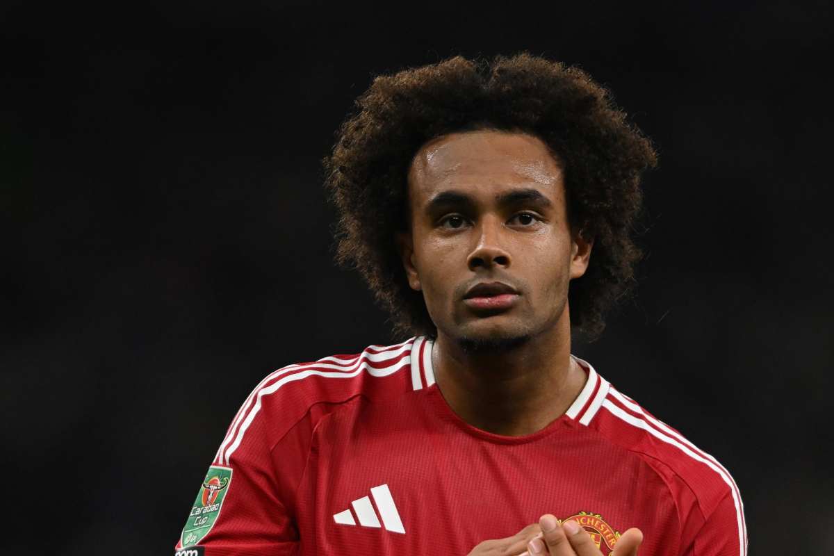 Zirkzee applaude al termine di un'azione