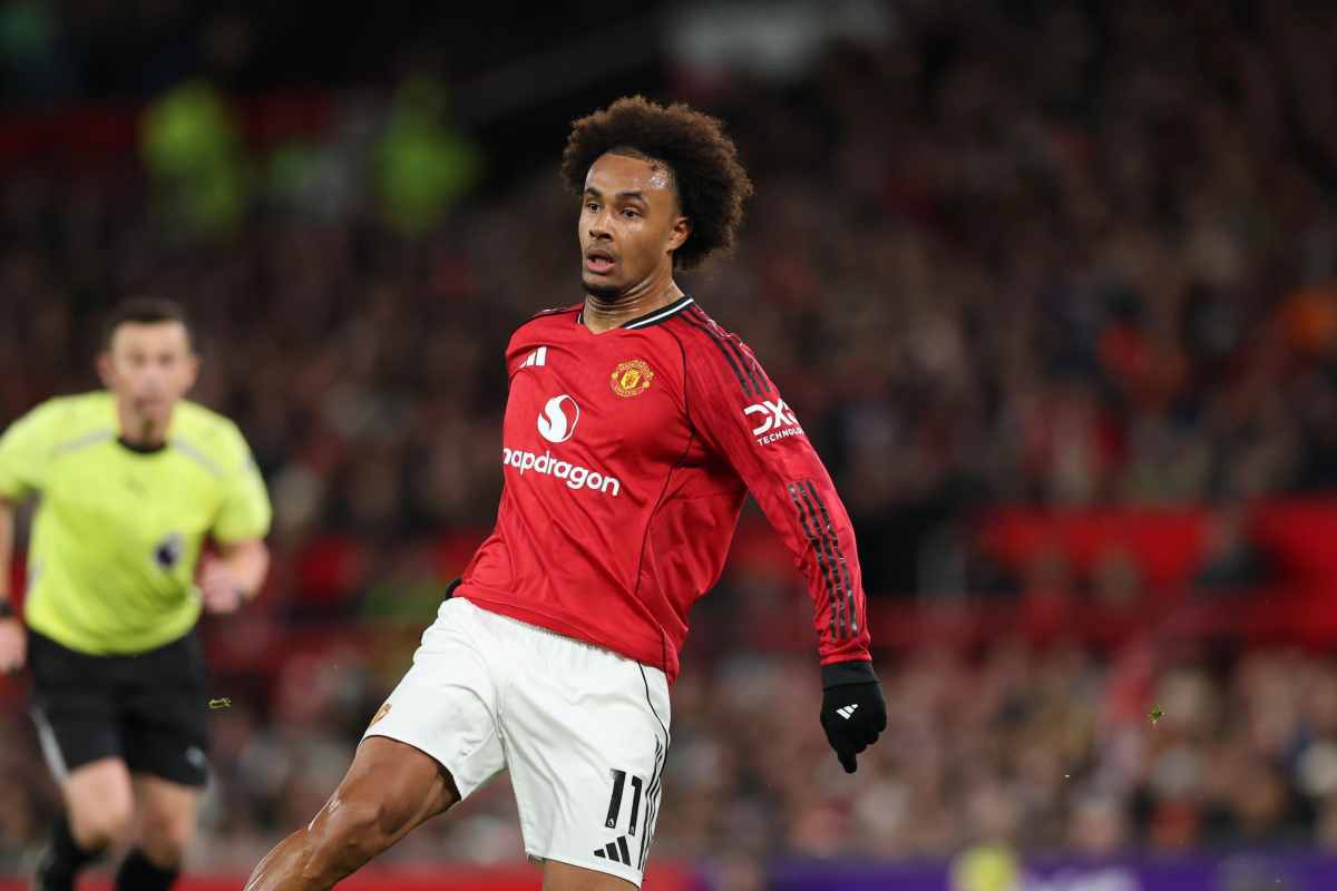 Zirkzee prova ad arrivare sul pallone