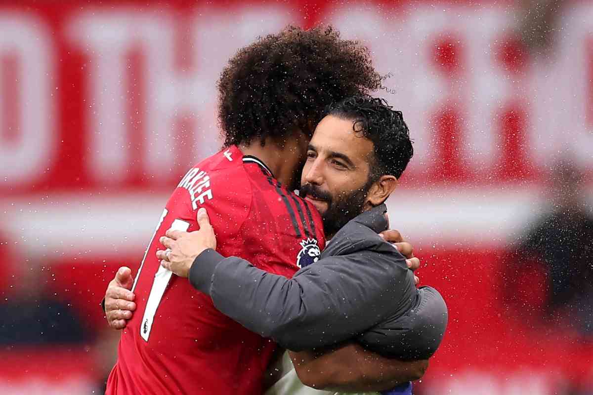 Zirkzee abbraccia Amorim al termine del match