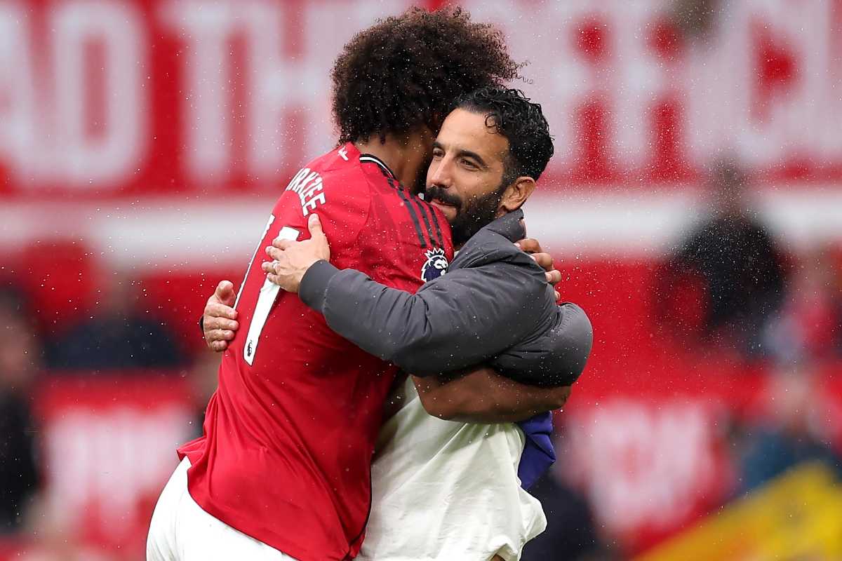 Zirkzee e Amorim si abbracciano