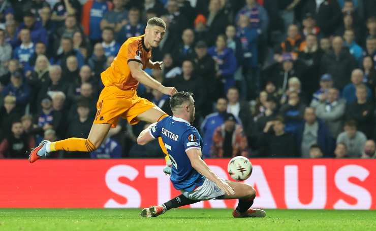 Dovbyk in azione prova a superare il suo marcatore