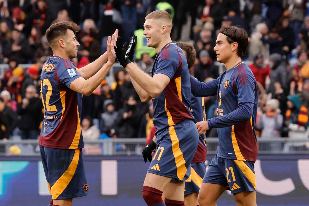 El Shaarawy, Dovbyk e Dybala festeggiano dopo un gol