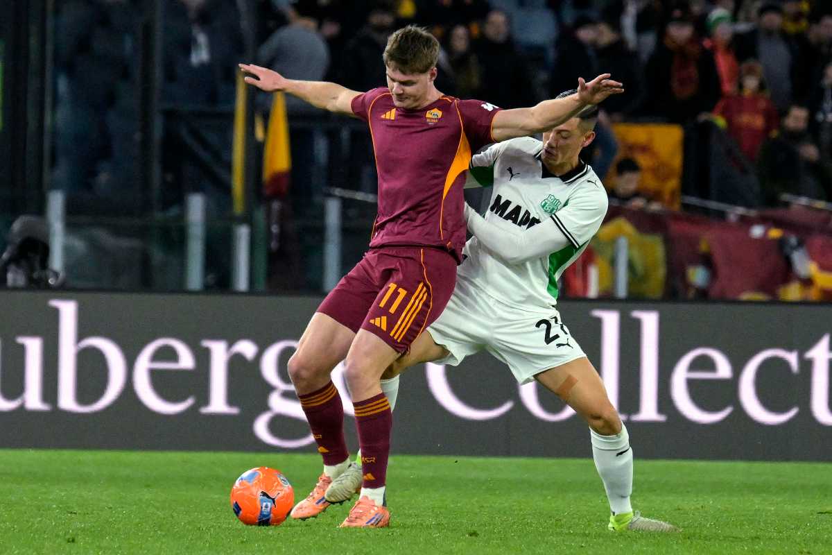 Evan Ferguson protegge palla