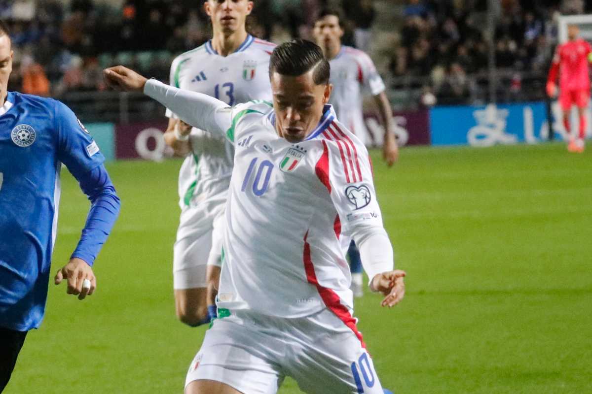 Giacomo Raspadori calcia con la maglia dell'Italia