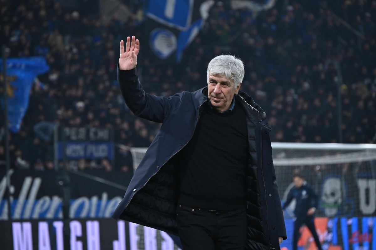 Gian Piero Gasperini saluta i tifosi