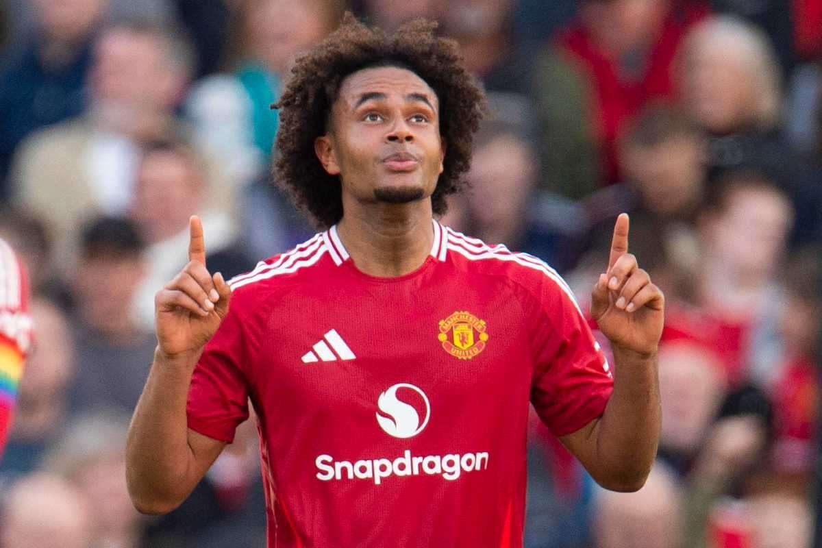 Joshua Zirkzee esulta con la maglia dello United