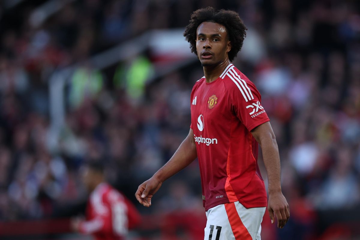 Joshua Zirkzee con la maglia del Manchester United