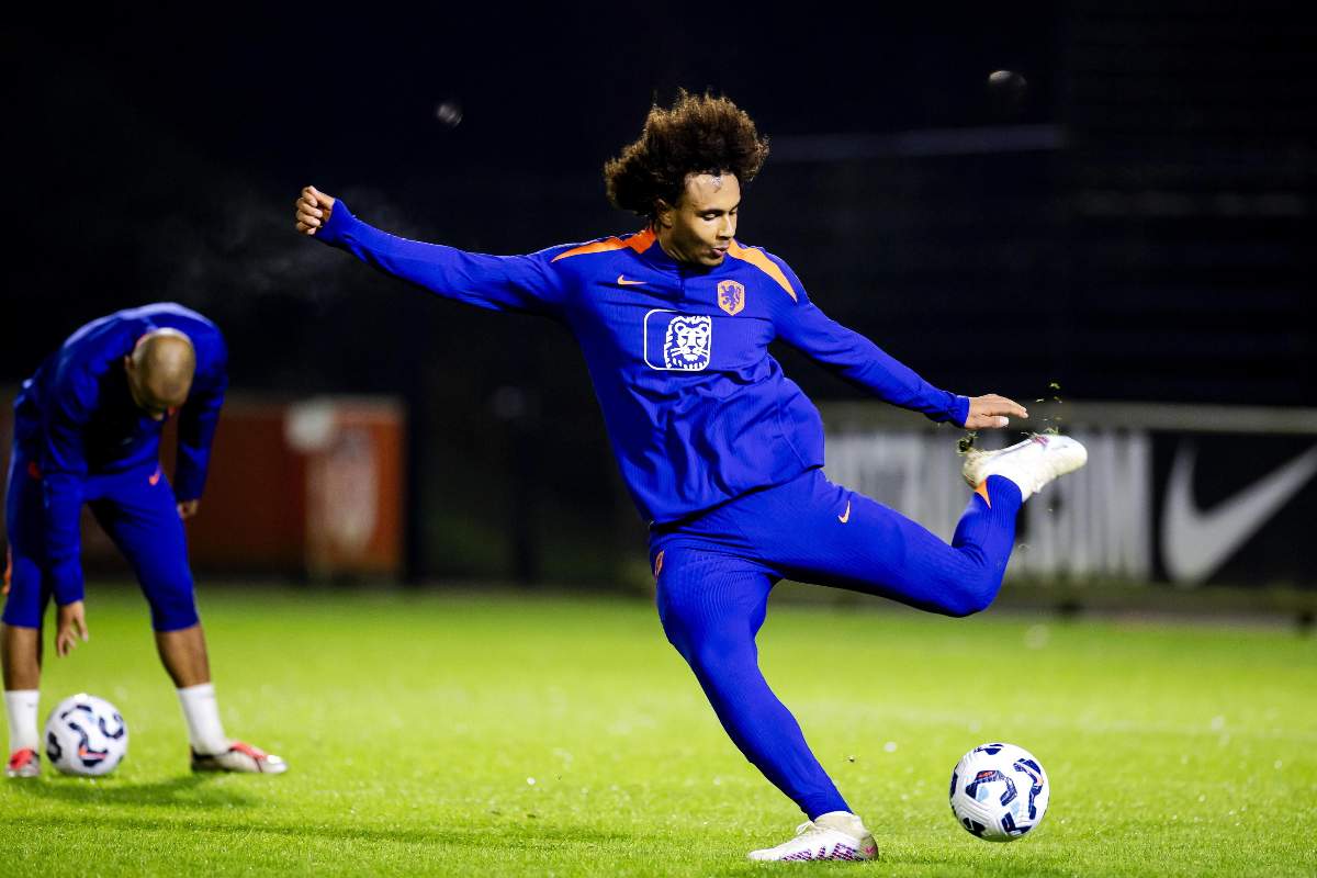 Joshua Zirkzee durante l'allenamento con l'Olanda