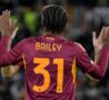 Leon Bailey si congratula con un compagno della Roma