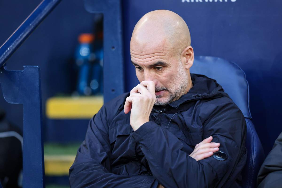 Pep Guardiola pensieroso in panchina