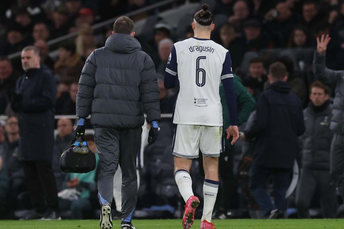 Radu Dragusin lascia il campo di gioco