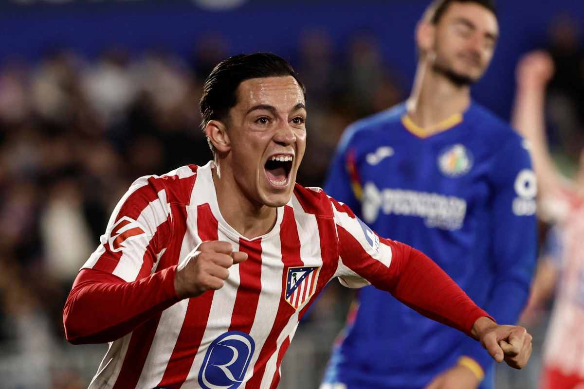 Giacomo Raspadori esulta dopo il gol