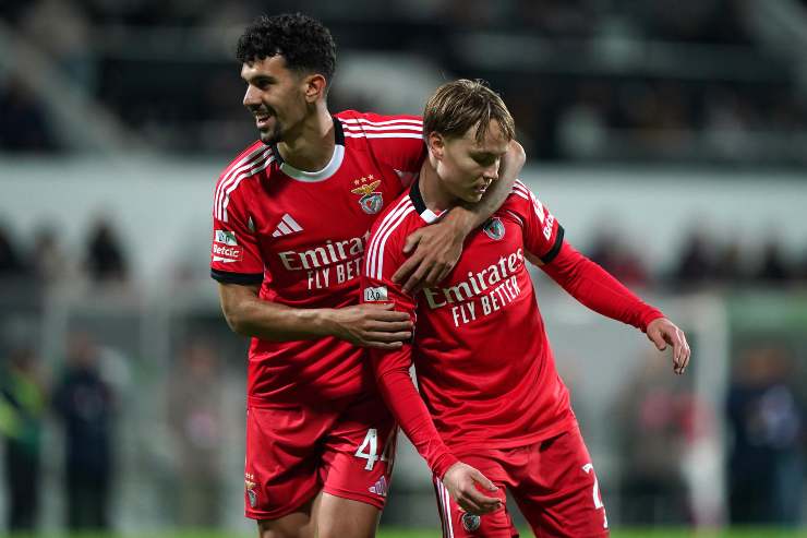 Schjelderup esulta con i compagni