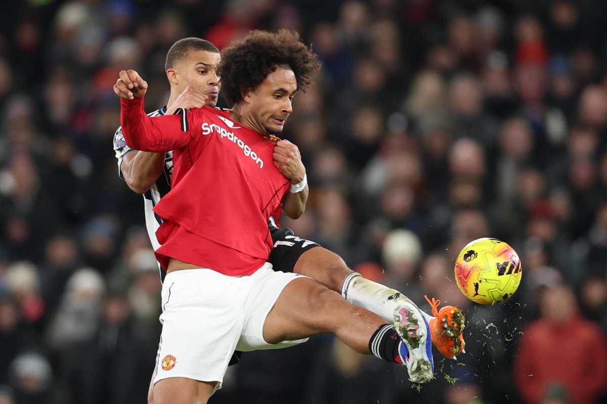 Zirkzee in azione durante la sfida contro il Newcastle