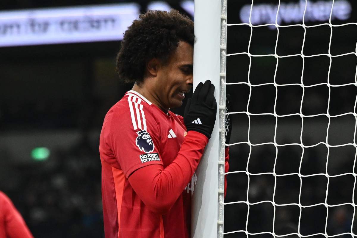 Zirkzee disperato abbraccia il palo