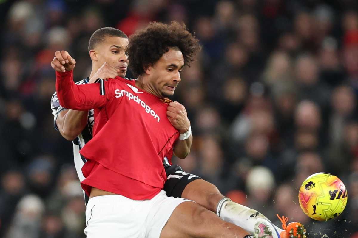 Zirkzee protegge il pallone dall'attacco avversario