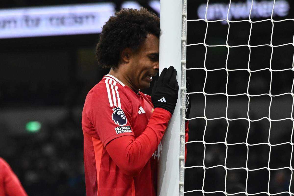 Joshua Zirkzee disperato si appoggia sul palo