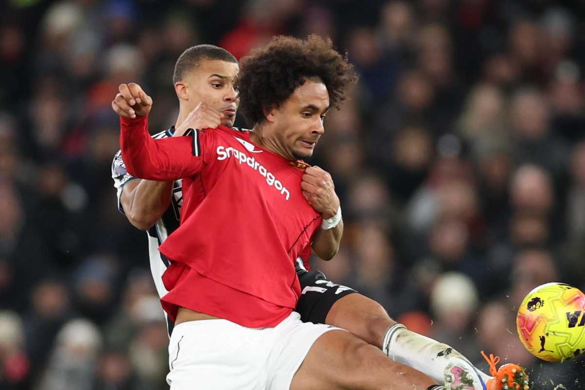 Zirkzee pressato da un avversario