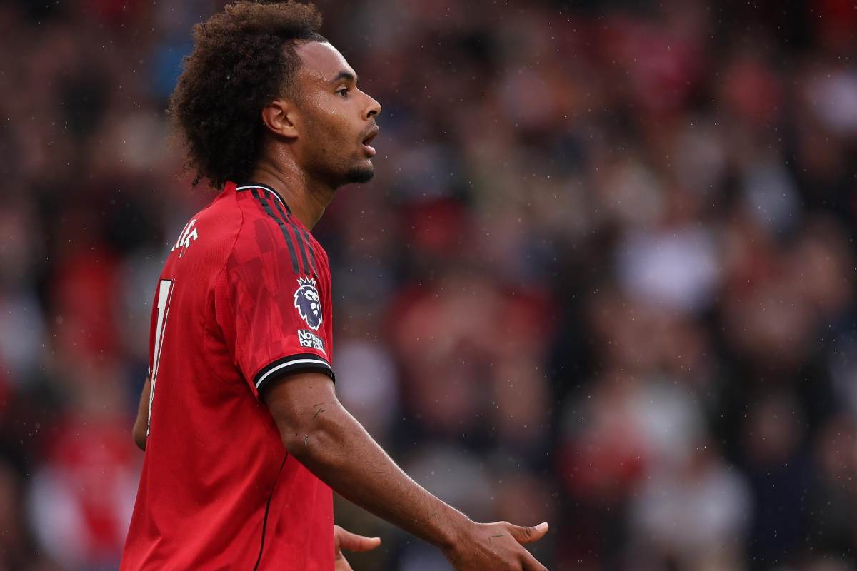 Joshua Zirkzee perplesso in campo