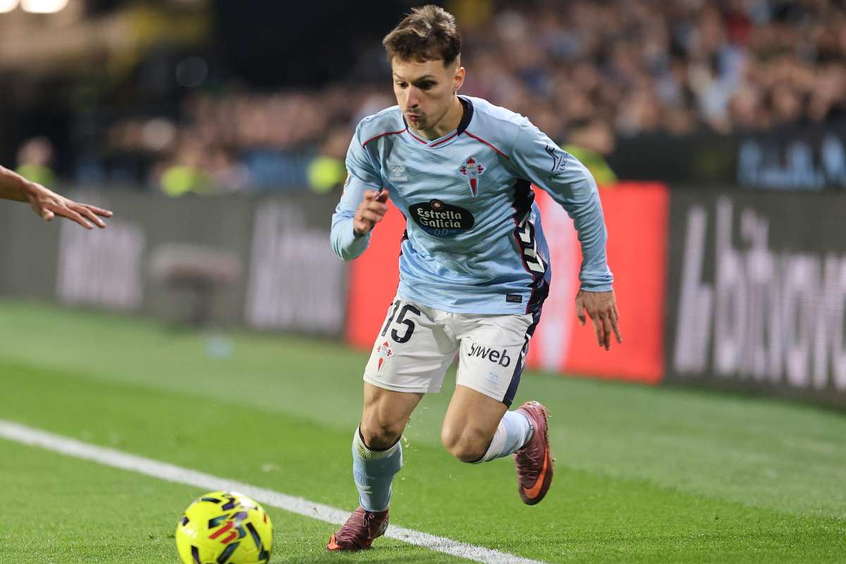 Bryan Zaragoza scatta sulla fascia con la palla