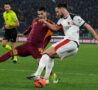 Celik contrasta Rabiot durante Roma-Milan
