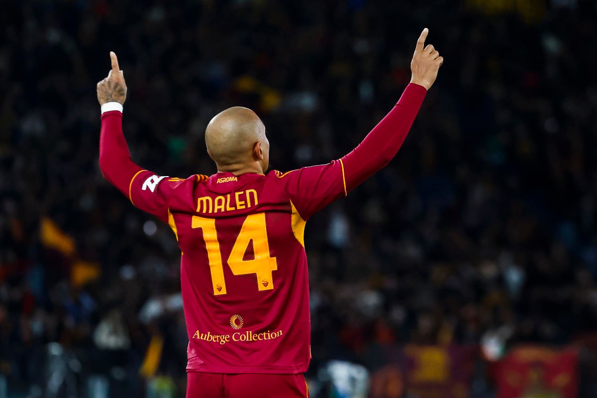 Donyell Malen esulta dopo un gol