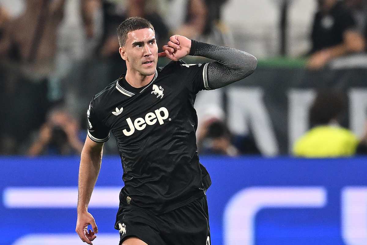 Dusan Vlahovic esulta con la maglia della Juve