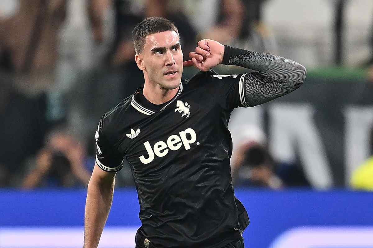 Vlahovic esulta dopo il gol