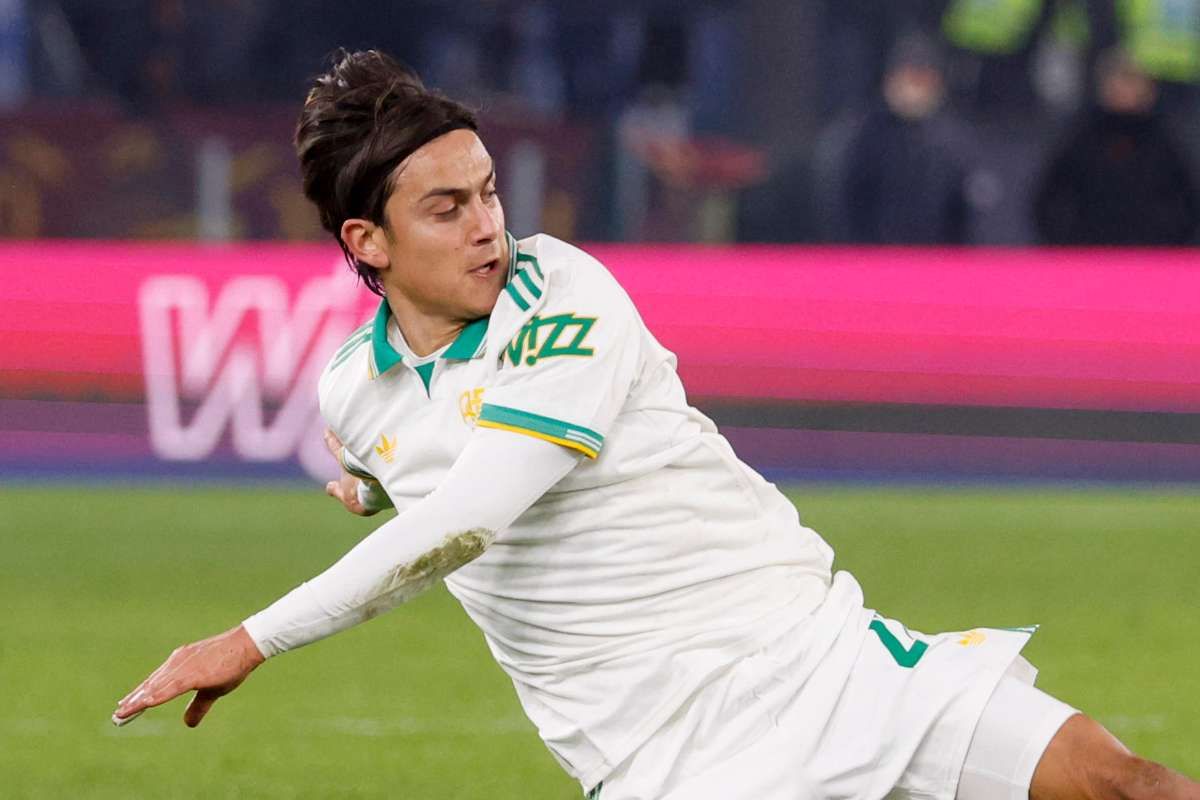 Paulo Dybala con la maglia bianca della Roma