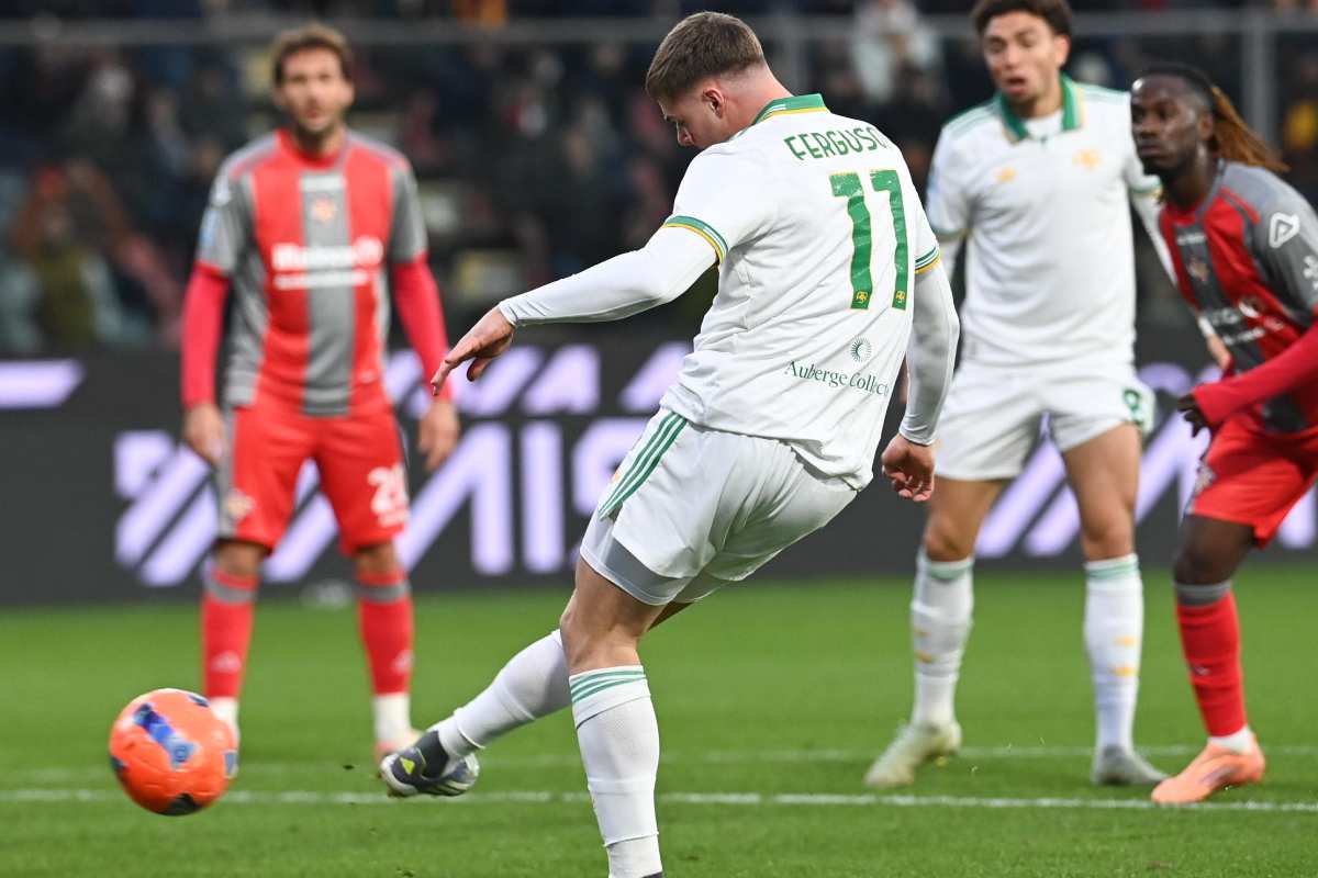 Evan Ferguson calcia in porta