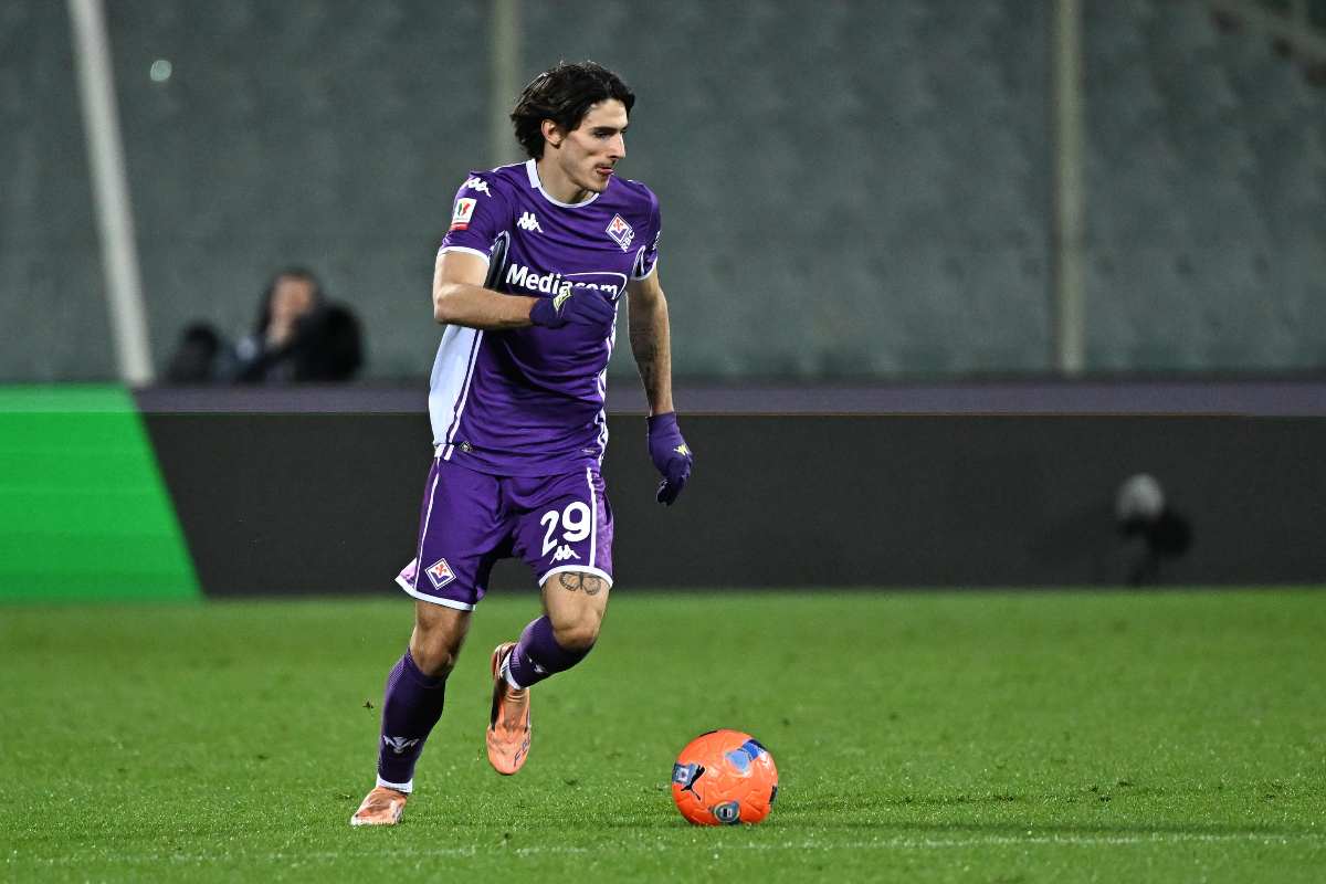 Niccolò Fortini porta palla con la maglia della Fiorentina