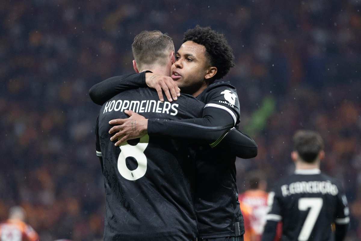 Koopmeiners abbraccia McKennie dopo un gol