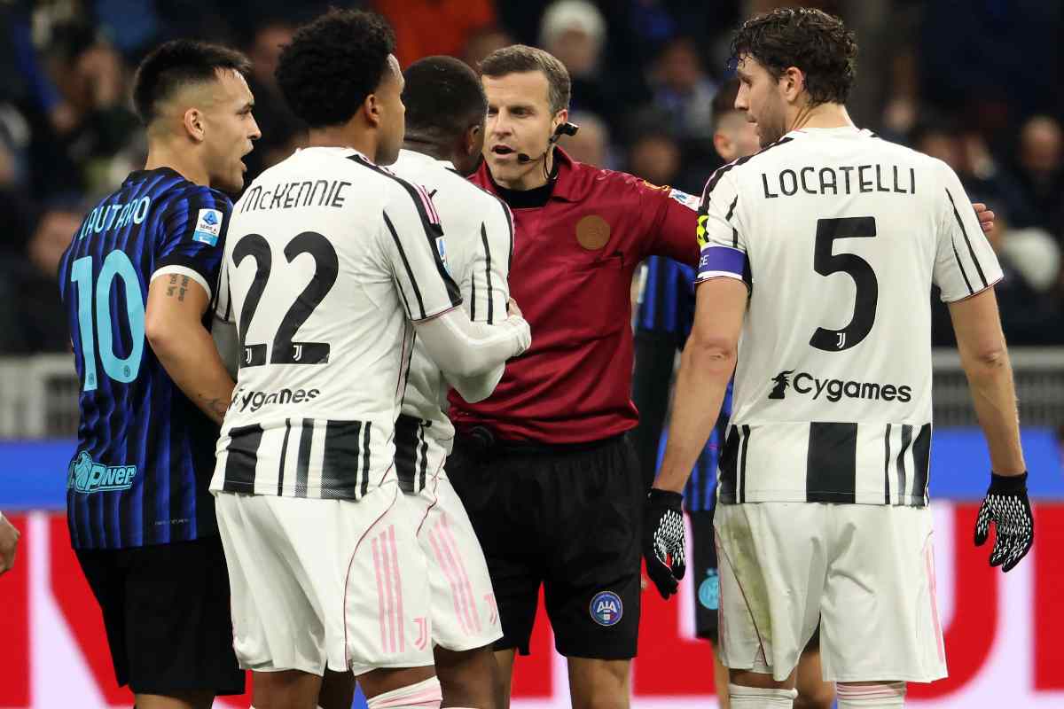 L'arbitro La Penna discute con Kalulu dopo l'espulsione