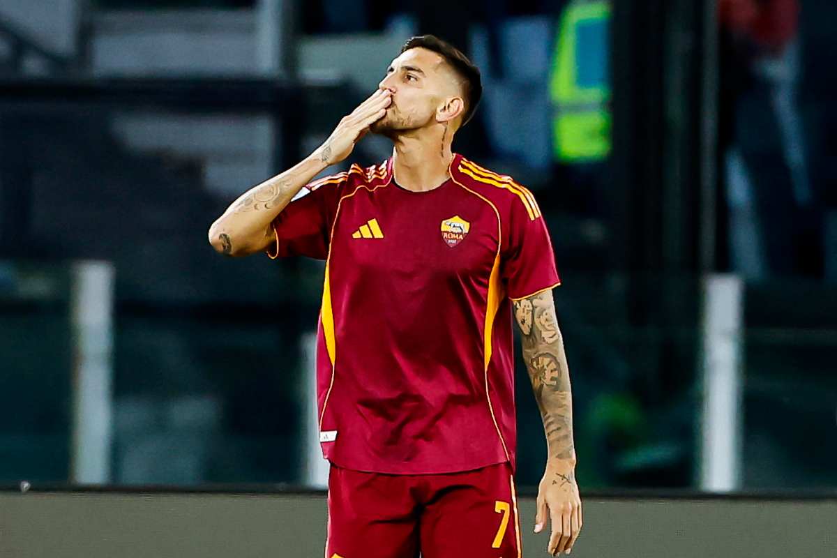 Lorenzo Pellegrini manda un bacio verso la tribuna