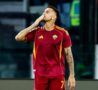 Lorenzo Pellegrini manda un bacio in tribuna