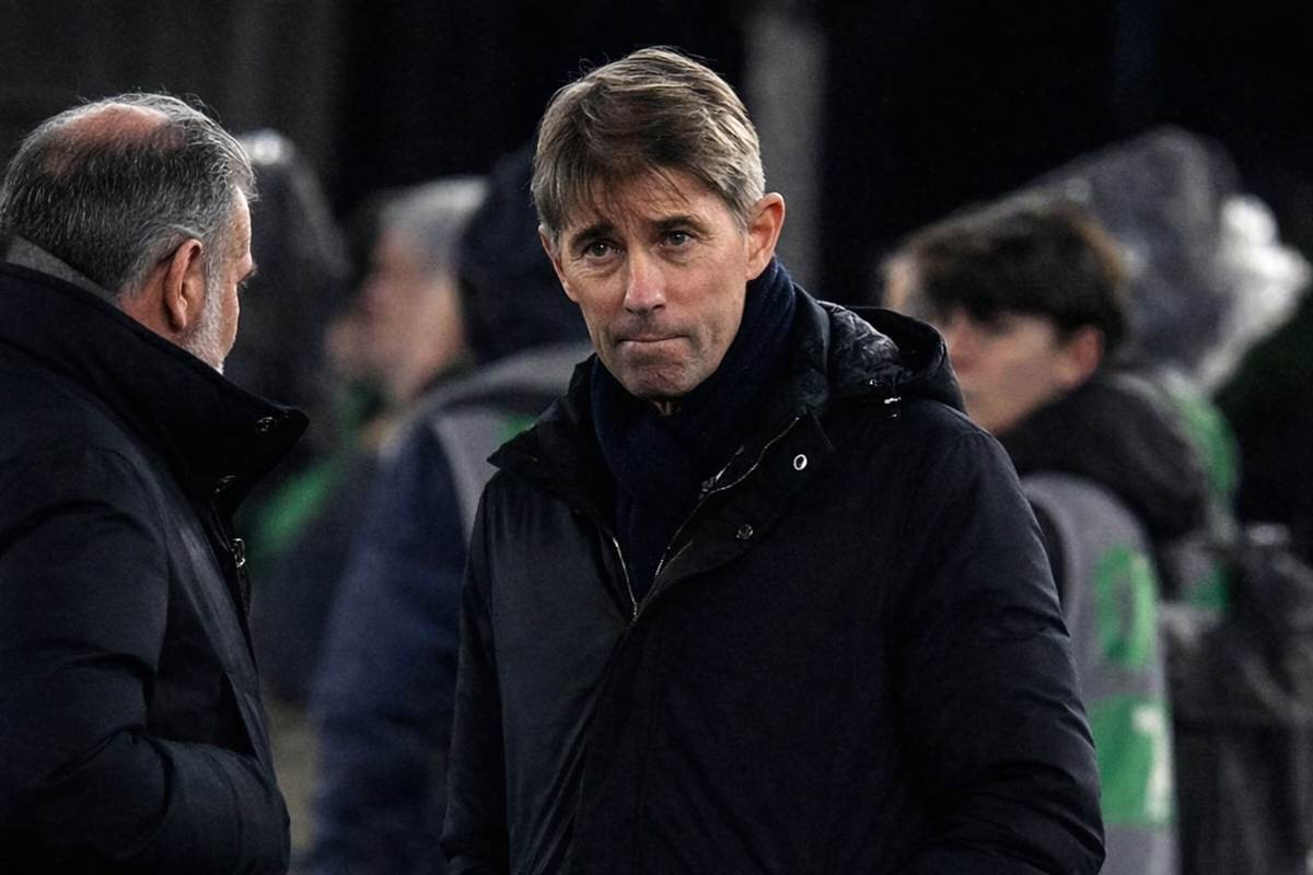 Frederic Massara pensieroso a bordo campo