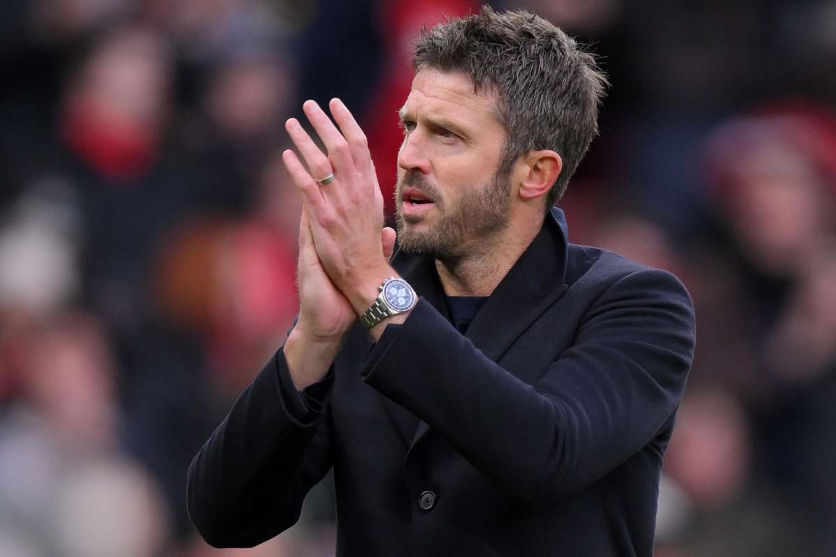 L'allenatore del Manchester United, Carrick, applaude