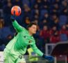 Il portiere della Roma, Svilar, rilancia il pallone