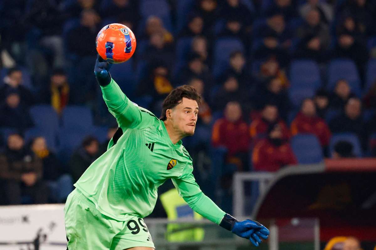 Il portiere della Roma, Svilar, rilancia il pallone