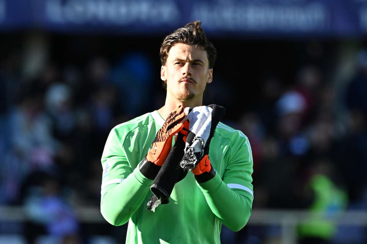 Mile Svilar applaude i tifosi dopo la partita