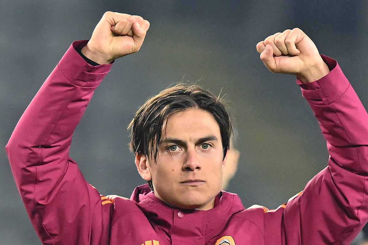 Paulo Dybala con la maglia della Roma