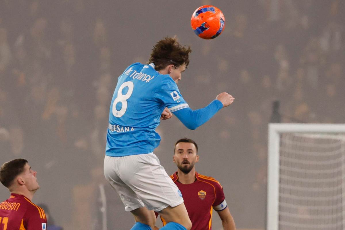 Scott McTominay colpisce di testa contro la Roma