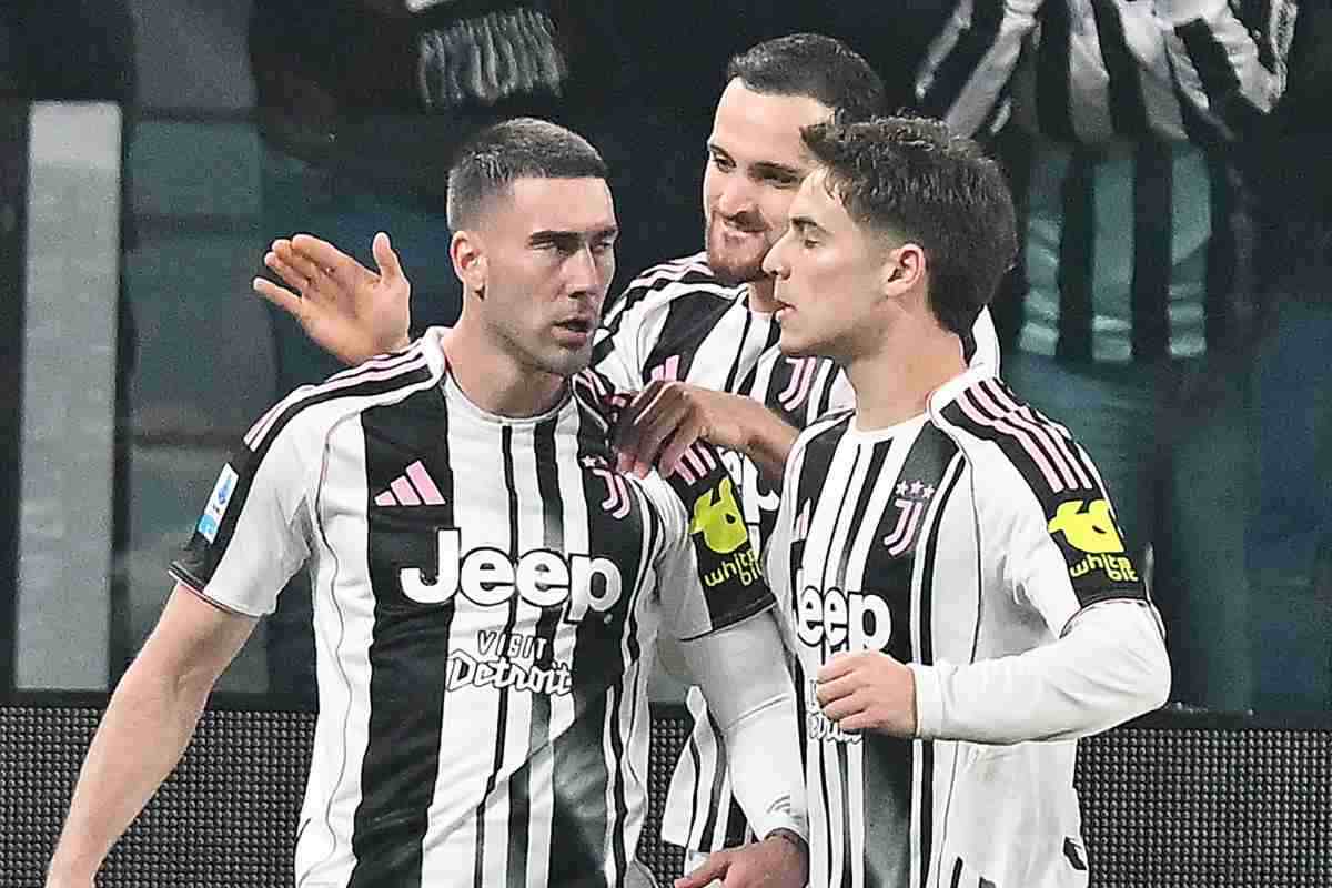 Dusan Vlahovic omaggiato dai compagni