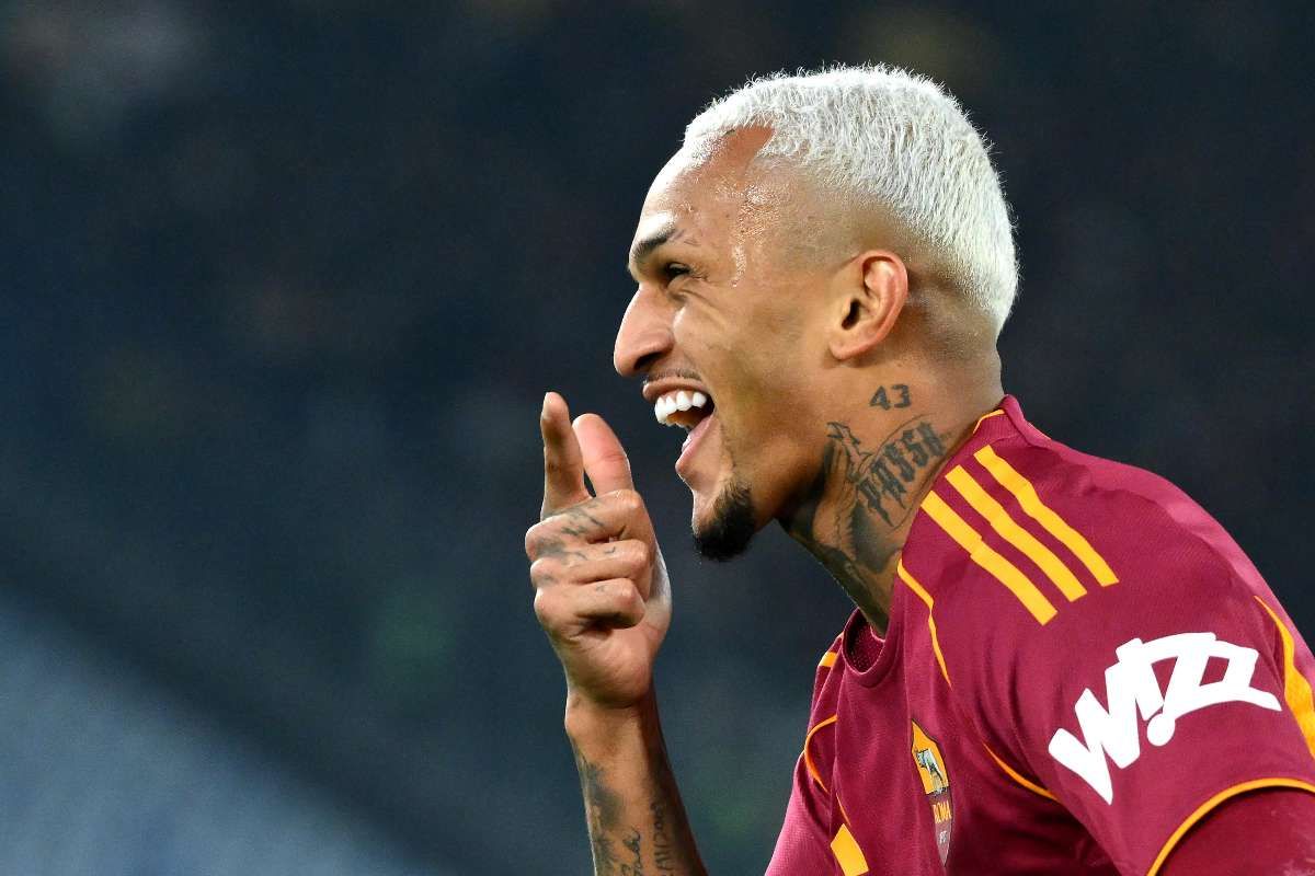 Wesley esulta dopo un gol in maglia Roma