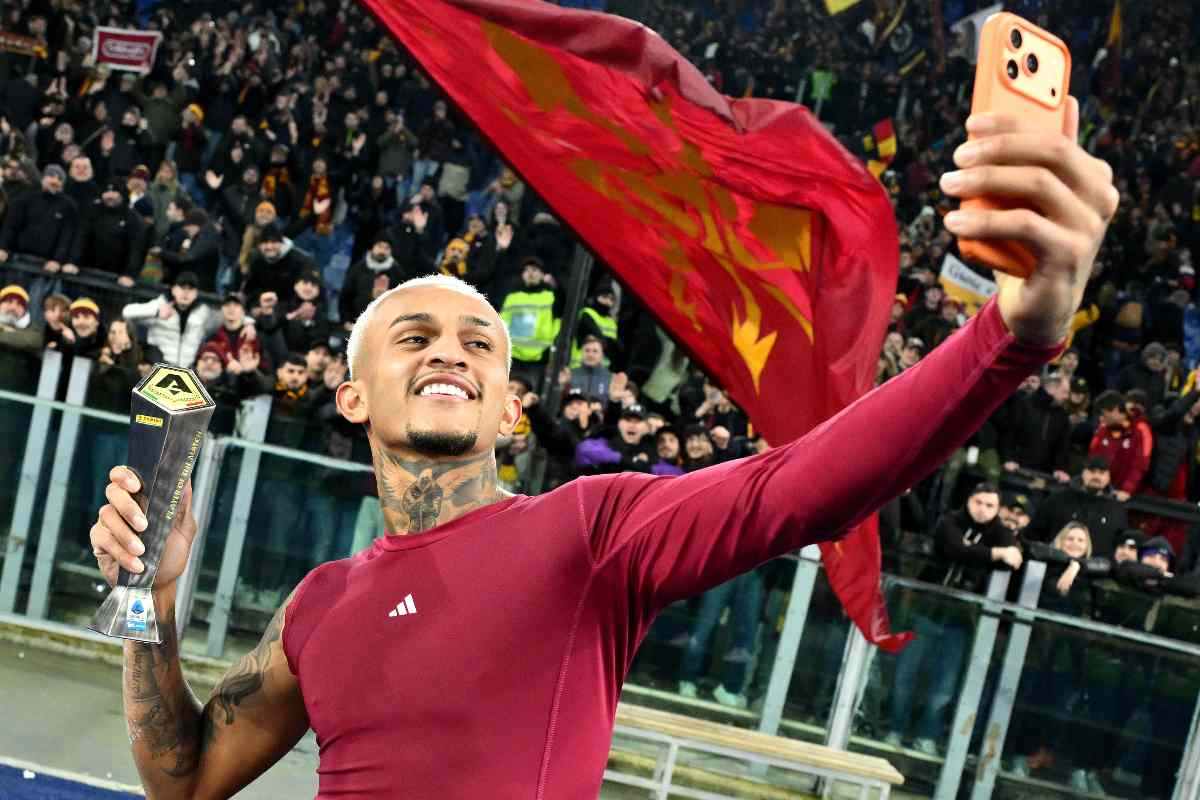 Wesley si fa un selfie sotto la Curva Sud