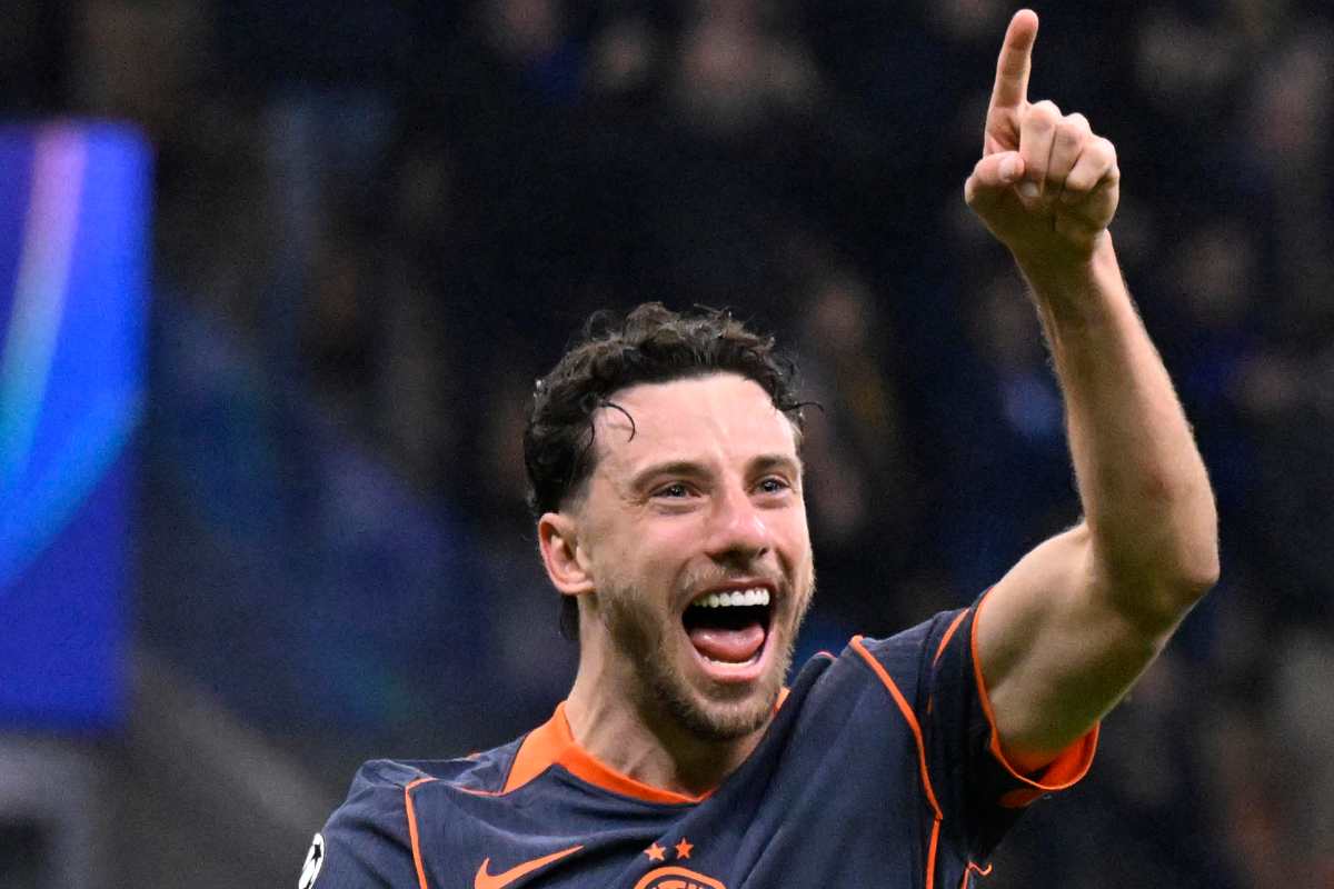 Carlos Augusto esulta dopo un gol