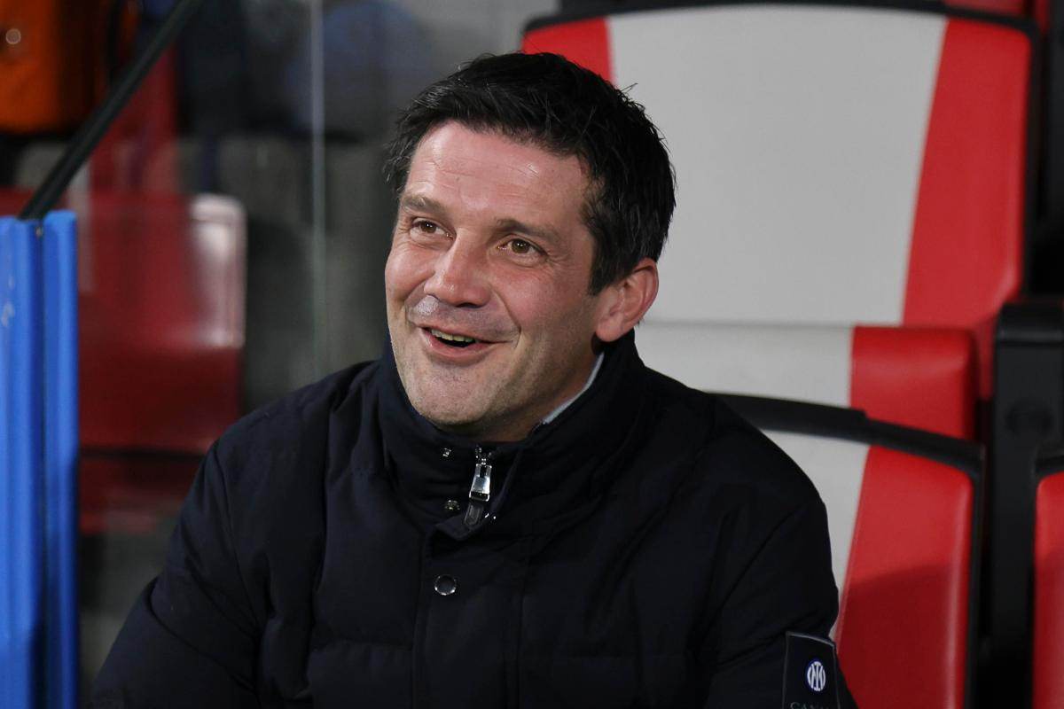 Chivu sorridente in panchina